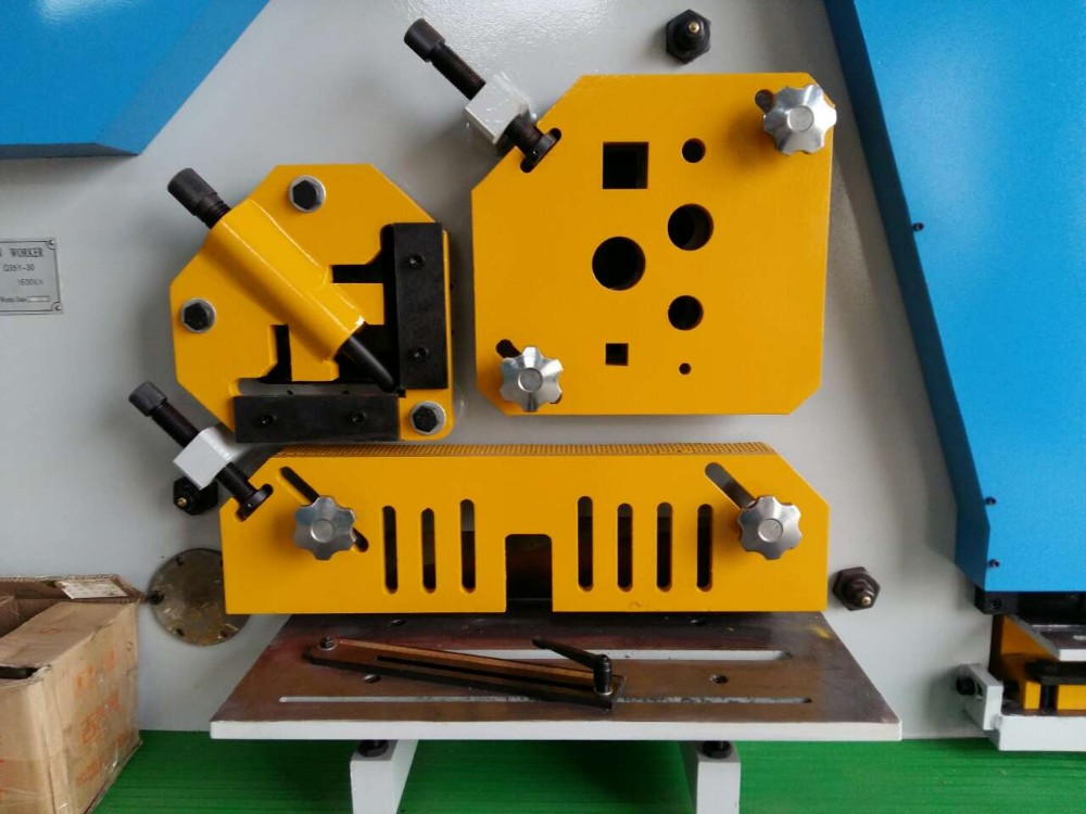 110 Ton Metal Sheet Press Corner Cutting Hydraulic Ironworker Machine 110トンの金属板プレスコーナー切断油圧鉄工機