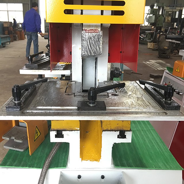 110 Ton Metal Sheet Press Corner Cutting Hydraulic Ironworker Machine 110トンの金属板プレスコーナー切断油圧鉄工機