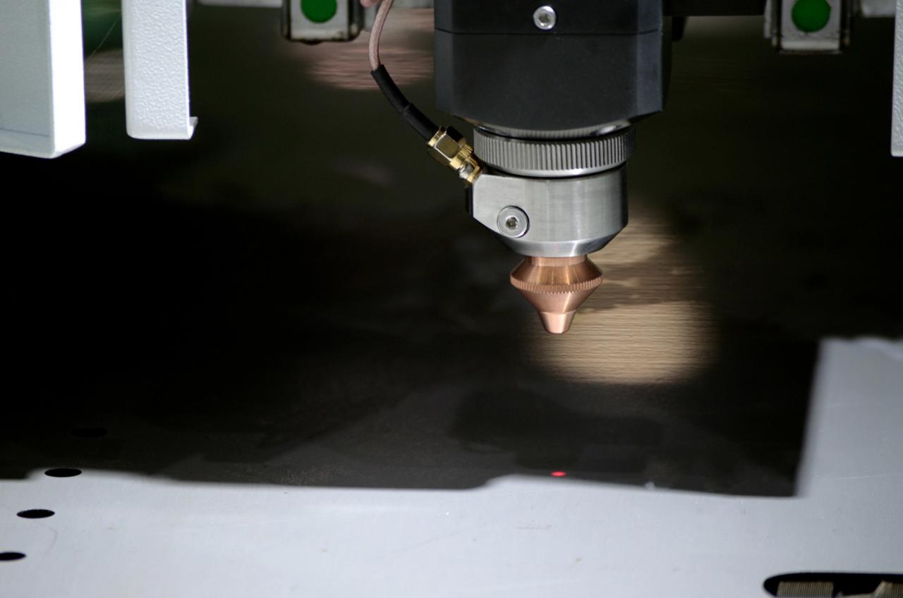 1500*3000mm 500w Racuys Or Ipg Fiber Laser Cutting Machine 1500 * 3000mm500wRacuysまたはIpgファイバーレーザー切断機