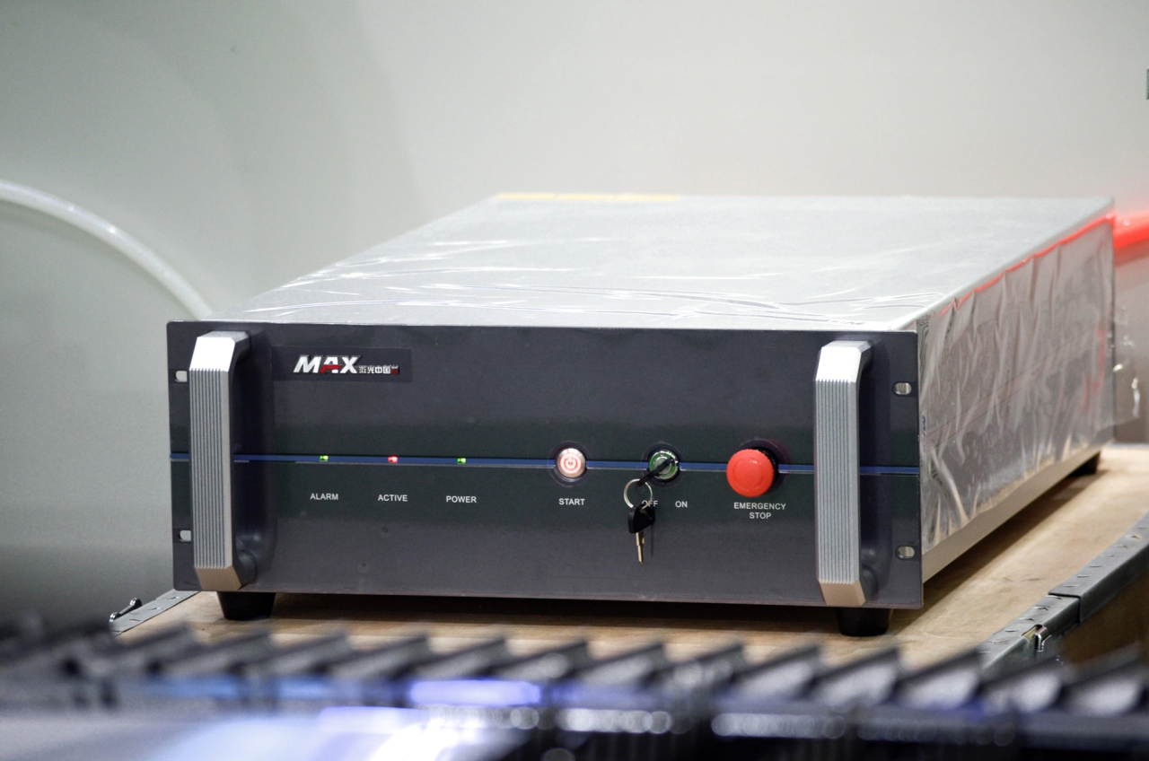 1500*3000mm 500w Racuys Or Ipg Fiber Laser Cutting Machine 1500 * 3000mm500wRacuysまたはIpgファイバーレーザー切断機