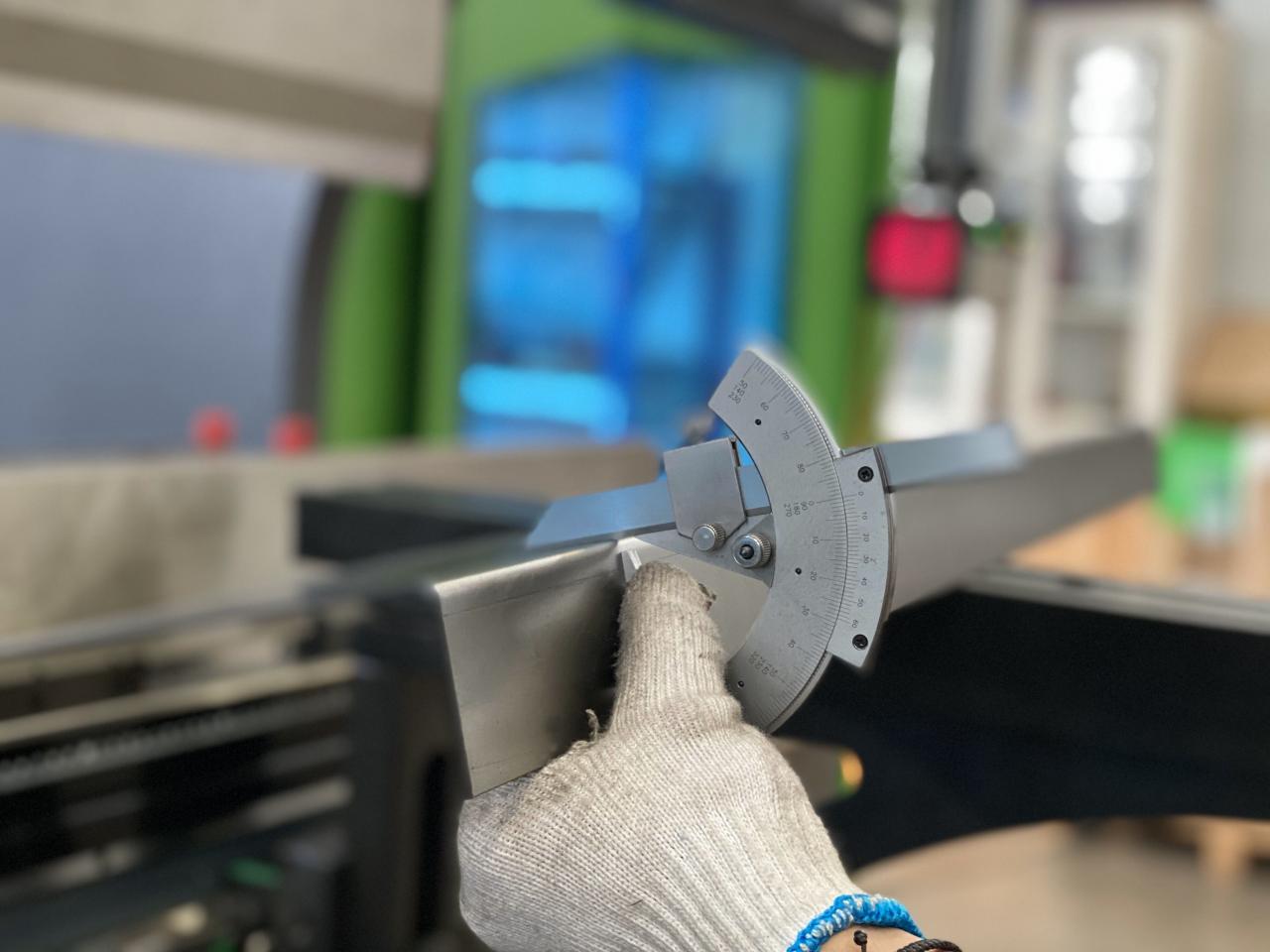 6メートルの板金切断用16mm油圧ギロチンせん断機