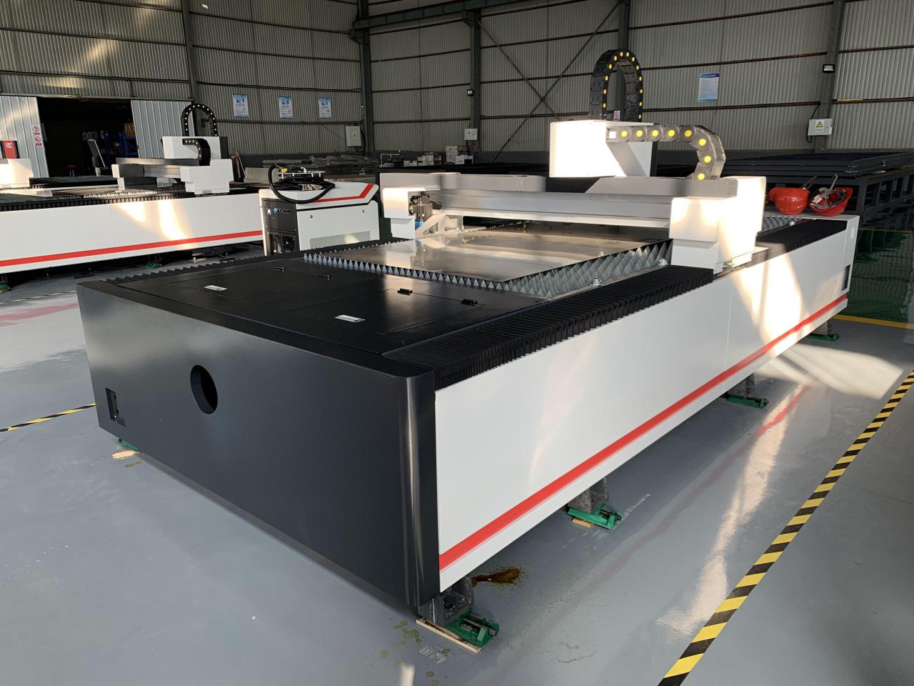 1kw 1.5kw 2kw Fiber Laser Cutting Machine For Metal Sheet Cutting 3000x1500mm 金属板切断用1kw1.5kw2kwファイバーレーザー切断機3000x1500mm