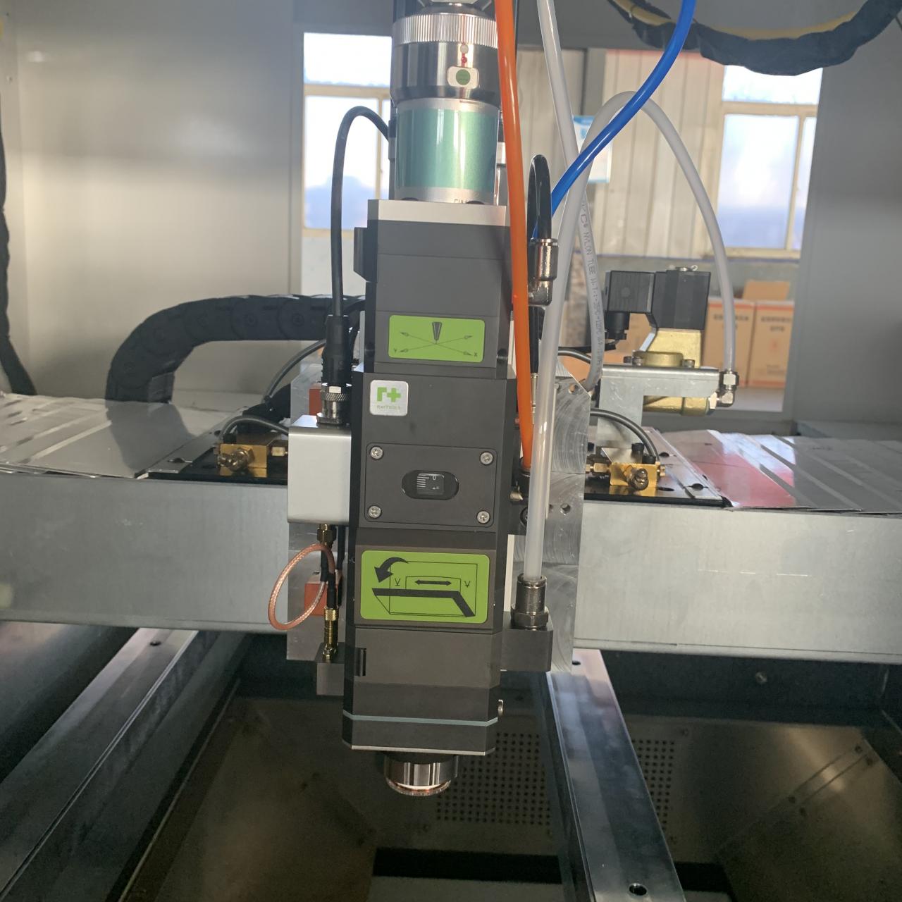 1kw 2kw Good Price Fiber Laser Cutting Machine For Sheet Metal 1kw2kw板金用の手頃な価格のファイバーレーザー切断機