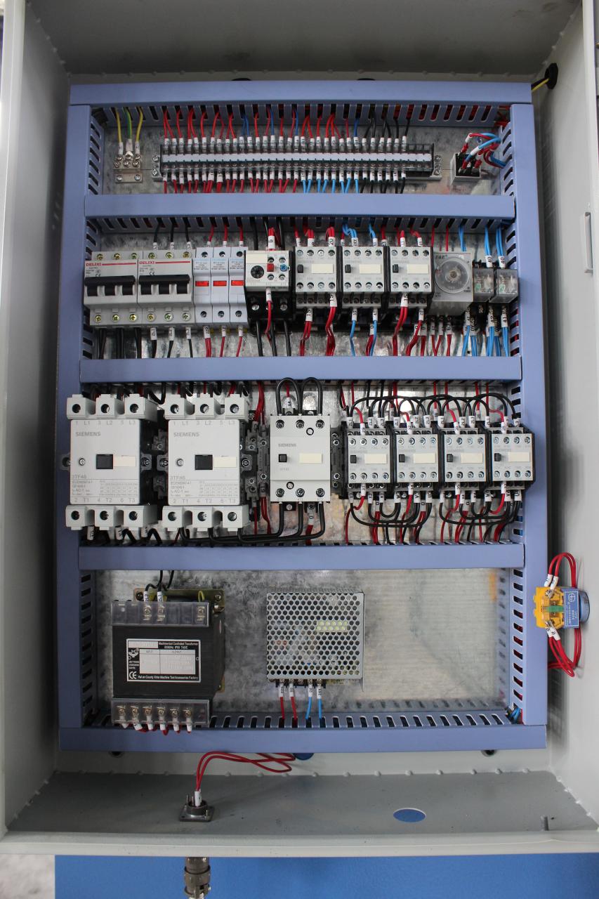 長さ2.5mの油圧Ncスイングビームせん断機