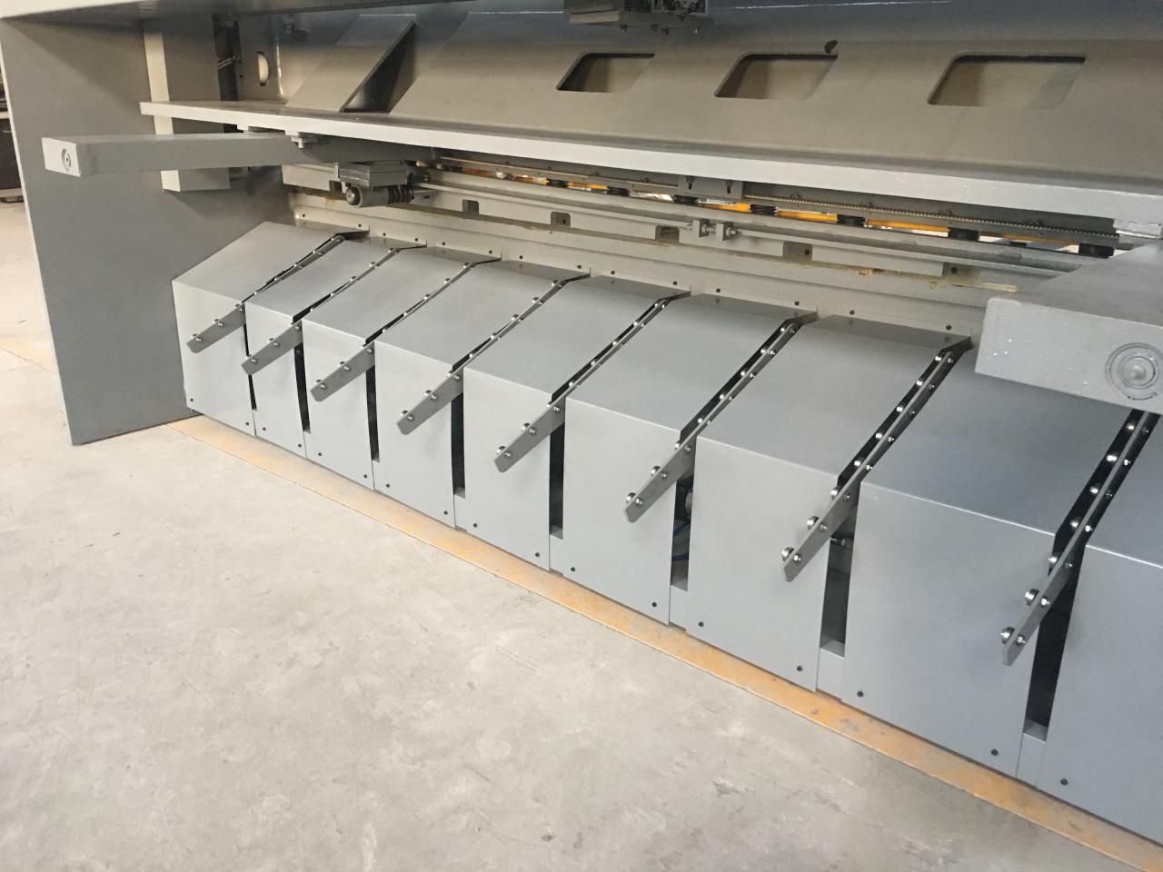 長さ2.5mの油圧Ncスイングビームせん断機