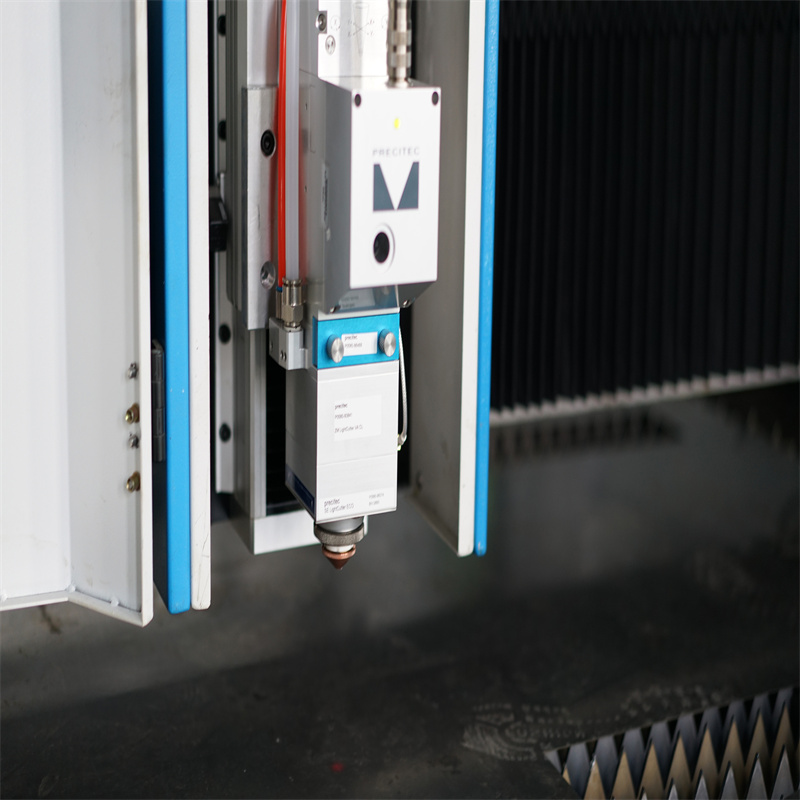 2000wメタルレーザーカッターCNCシートメタルファイバーレーザー切断機