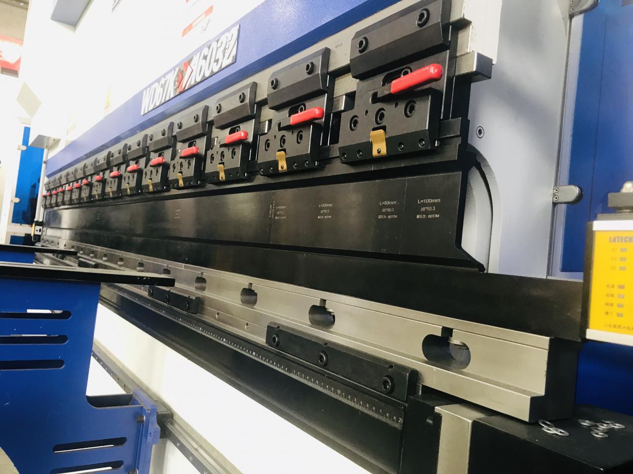 200t300t標準産業用プレスブレーキCNC油圧プレスブレーキ機