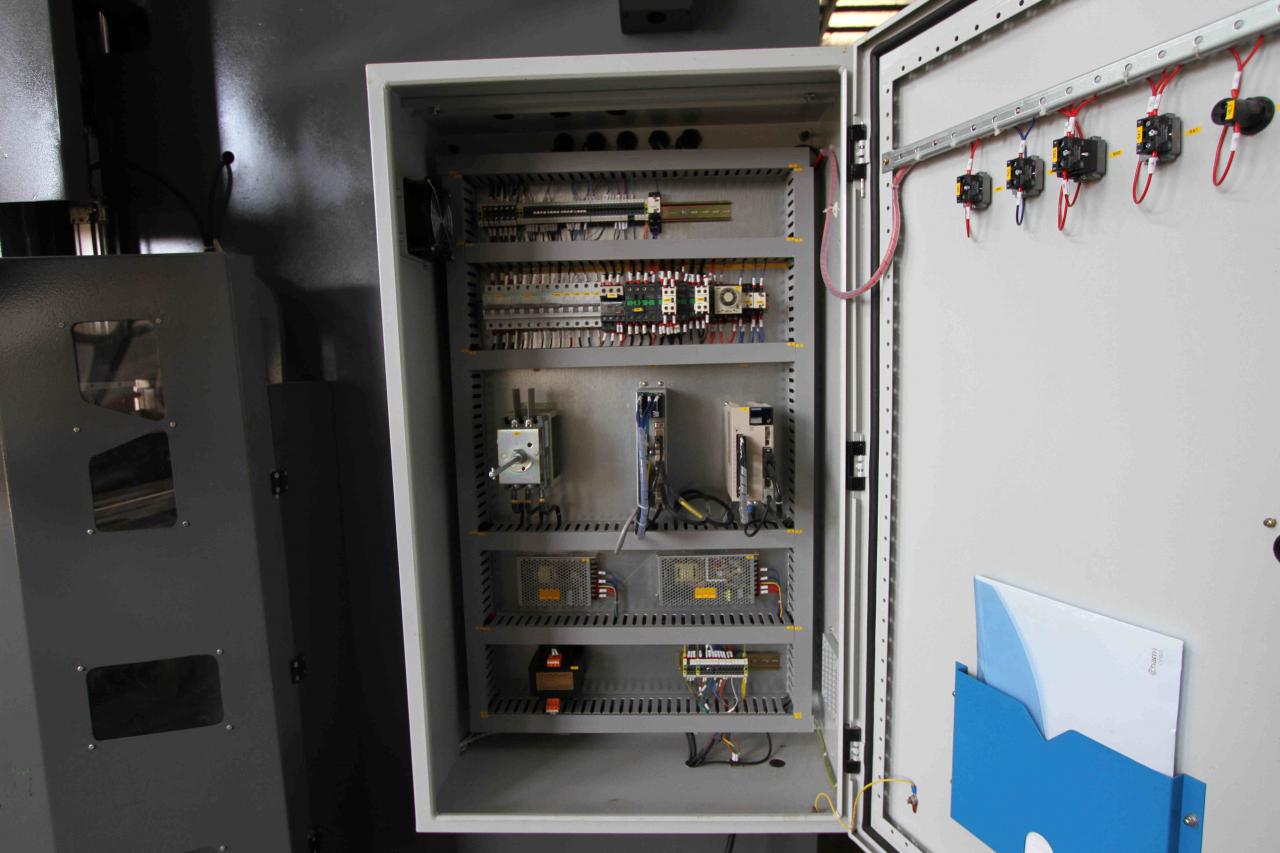 200t300t標準産業用プレスブレーキCNC油圧プレスブレーキ機