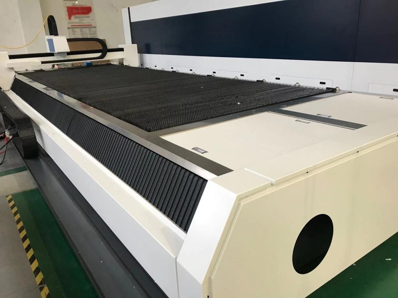 3015 4015 1kw To 6kw Cnc Fiber Laser Cutting Machine Raycus Laser Power 3015 4015 1kw〜6kwCNCファイバーレーザー切断機Raycusレーザー出力