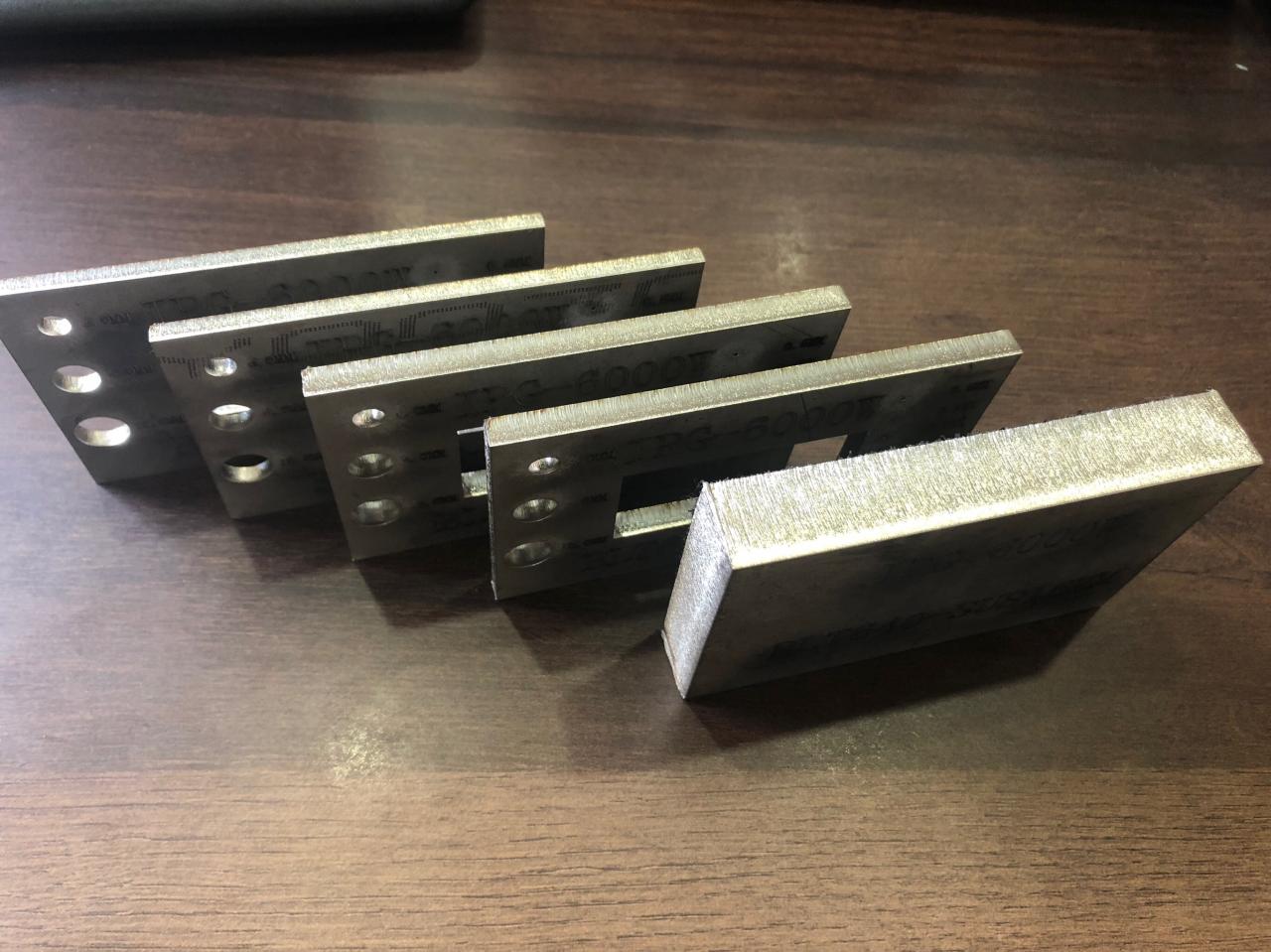 3015 4015 1kw To 6kw Cnc Fiber Laser Cutting Machine Raycus Laser Power 3015 4015 1kw〜6kwCNCファイバーレーザー切断機Raycusレーザー出力