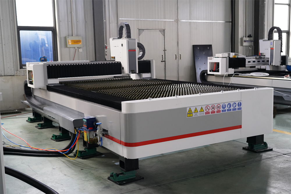 3015 4kw 1kw 2kw 3kw Stainless Steel Cnc Fiber Laser Cutting Machine 3015 4kw 1kw2kw3kwステンレス鋼CNCファイバーレーザー切断機
