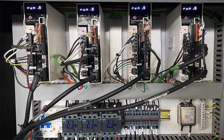 3015 Fiber Laser Cutting Machine For High-Speed Cutting Of 1-6mm Metal Materials 1〜6mmの金属材料の高速切断用の3015ファイバーレーザー切断機