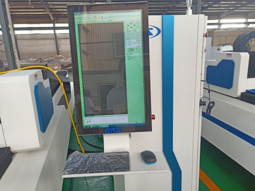 3015 Fiber Laser Cutting Machine For Metal Tube Carbon Sheet Steel 3015金属管カーボン鋼板用ファイバーレーザー切断機