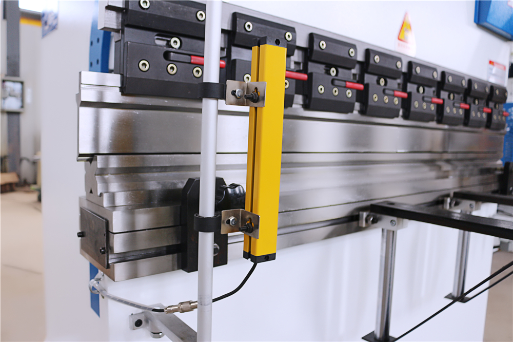 3+1 Axis Cnc Hydraulic Press Brake With Esa System Esaシステムを備えた3+1軸CNC油圧プレスブレーキ