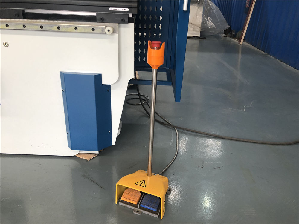 3+1 Axis Cnc Hydraulic Press Brake With Esa System Esaシステムを備えた3+1軸CNC油圧プレスブレーキ