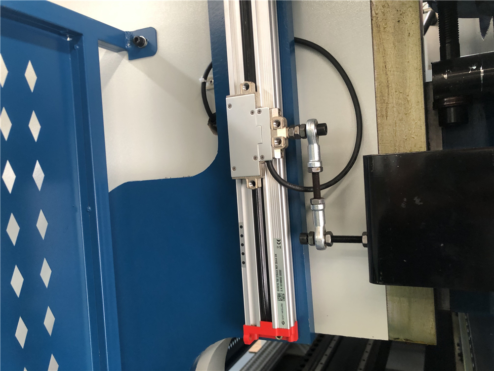 3+1 Axis Cnc Hydraulic Press Brake With Esa System Esaシステムを備えた3+1軸CNC油圧プレスブレーキ