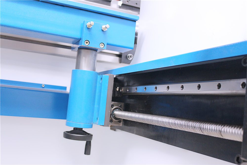 3+1 Axis Cnc Hydraulic Press Brake With Esa System Esaシステムを備えた3+1軸CNC油圧プレスブレーキ