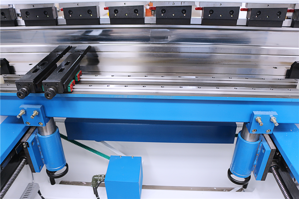 3+1 Axis Cnc Hydraulic Press Brake With Esa System Esaシステムを備えた3+1軸CNC油圧プレスブレーキ