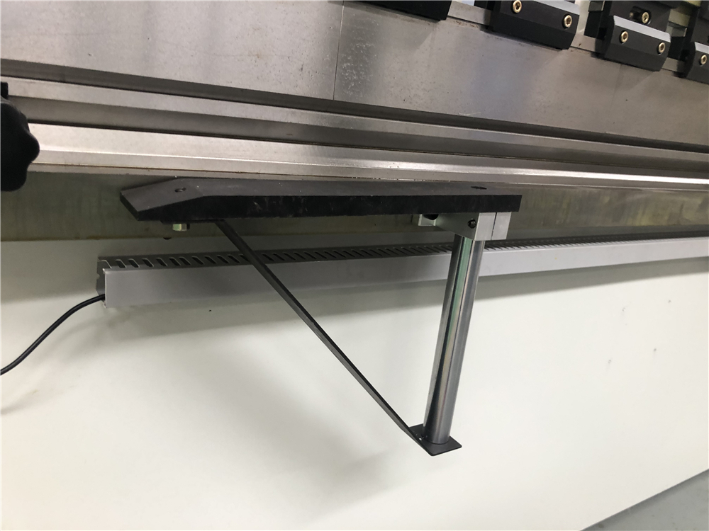 3+1 Axis Cnc Hydraulic Press Brake With Esa System Esaシステムを備えた3+1軸CNC油圧プレスブレーキ