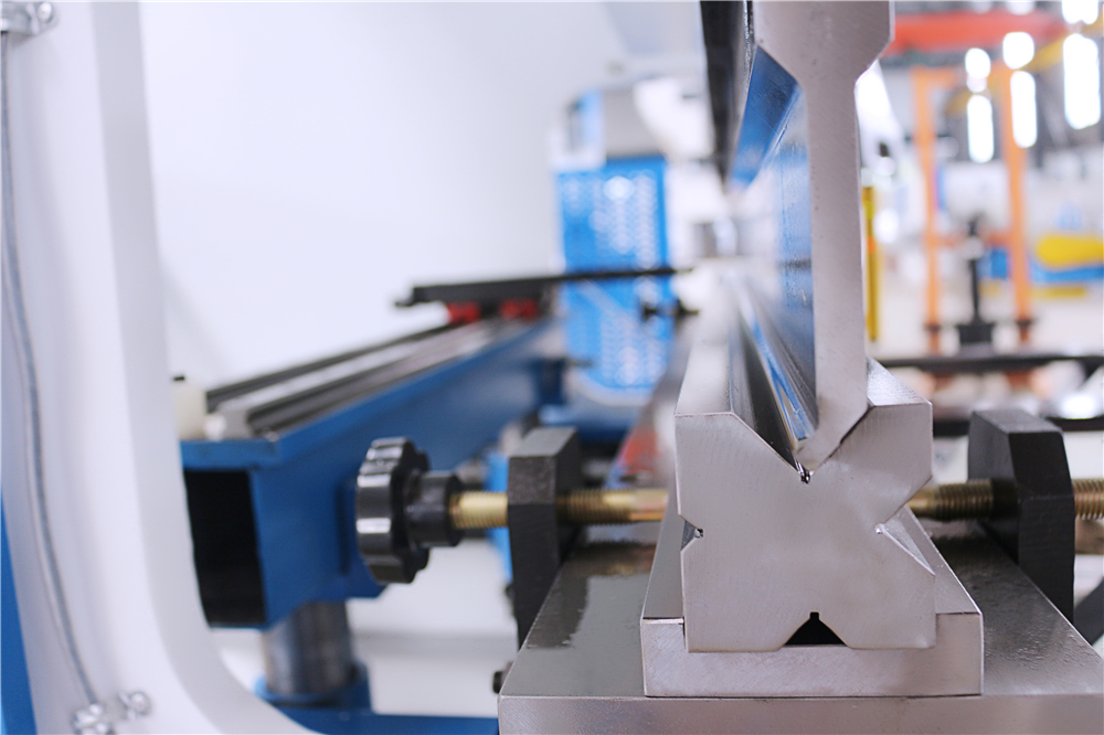 3+1 Axis Cnc Hydraulic Press Brake With Esa System Esaシステムを備えた3+1軸CNC油圧プレスブレーキ