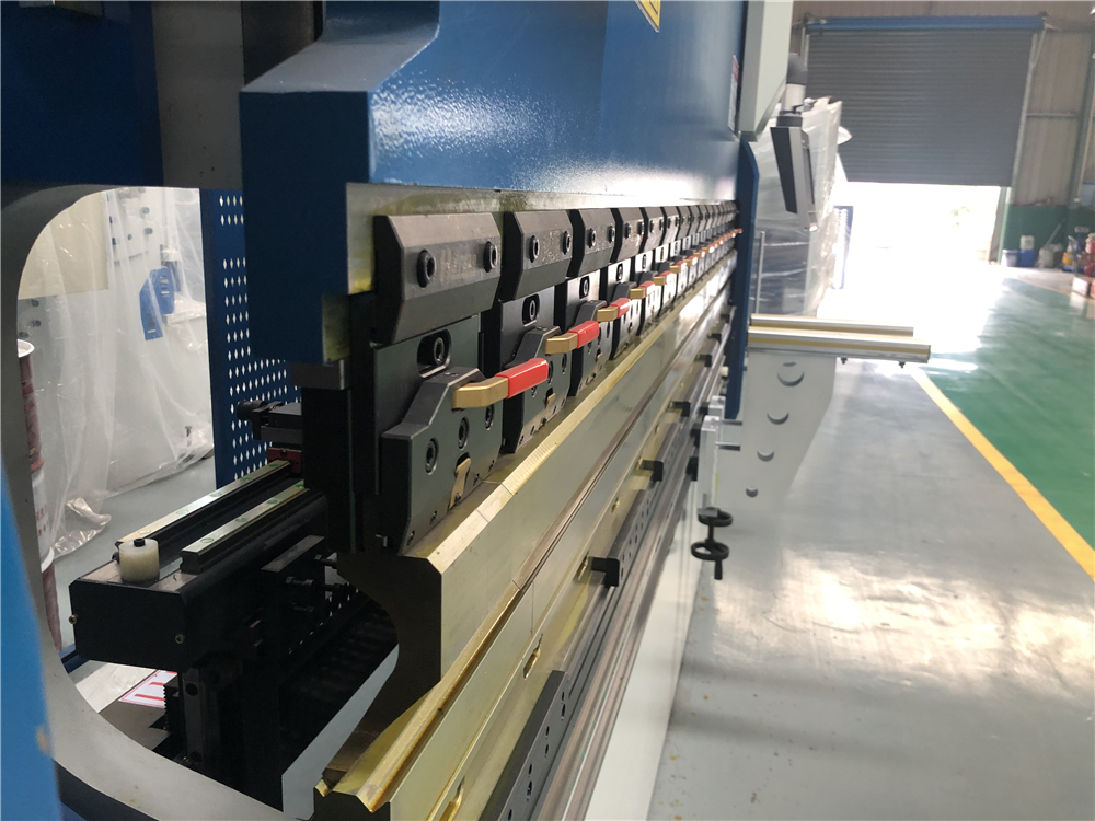 3+1 Axis Cnc Hydraulic Press Brake With Esa System Esaシステムを備えた3+1軸CNC油圧プレスブレーキ