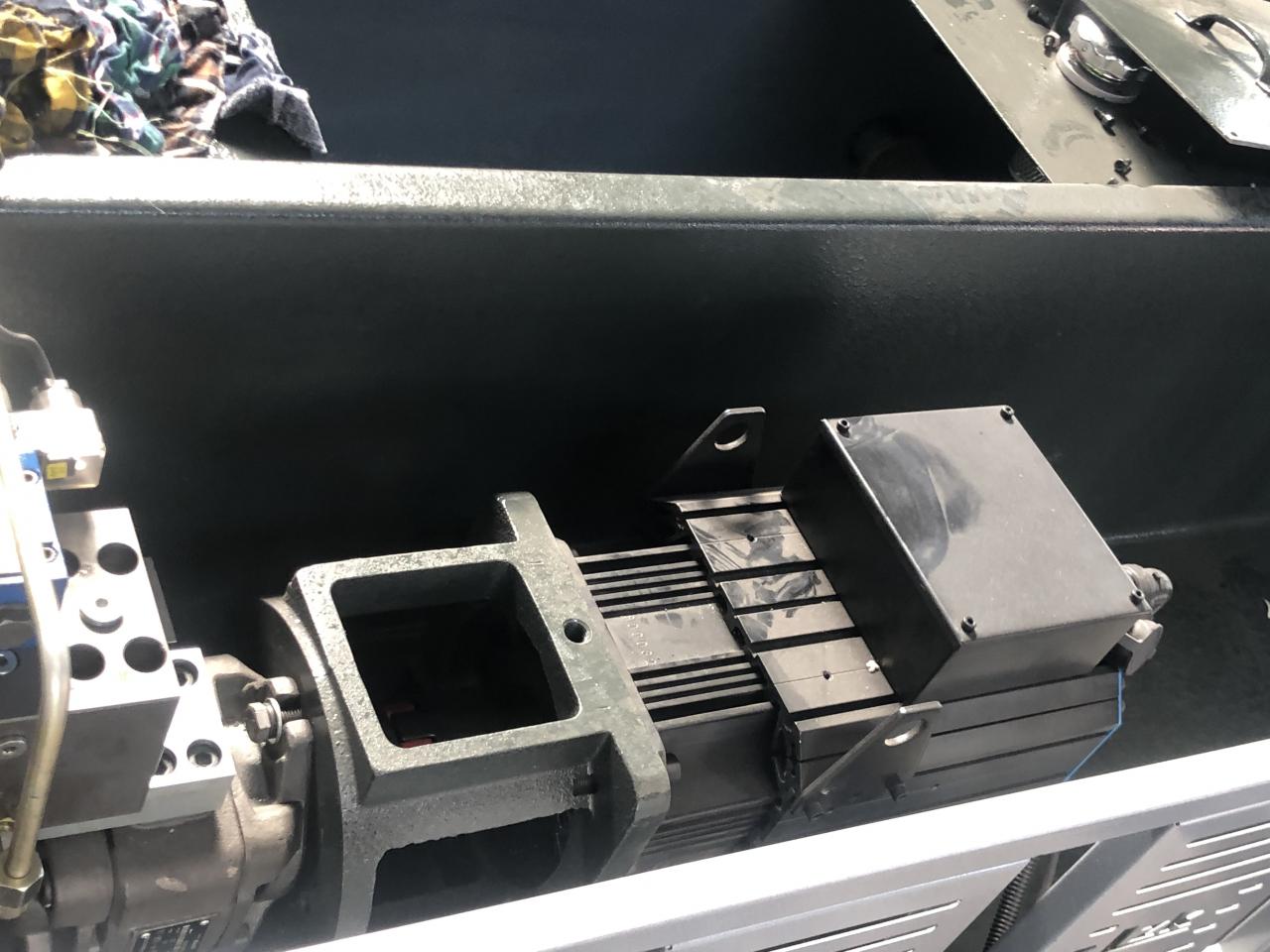 3+1 Axis Cnc Hydraulic Press Brake With Esa System Esaシステムを備えた3+1軸CNC油圧プレスブレーキ