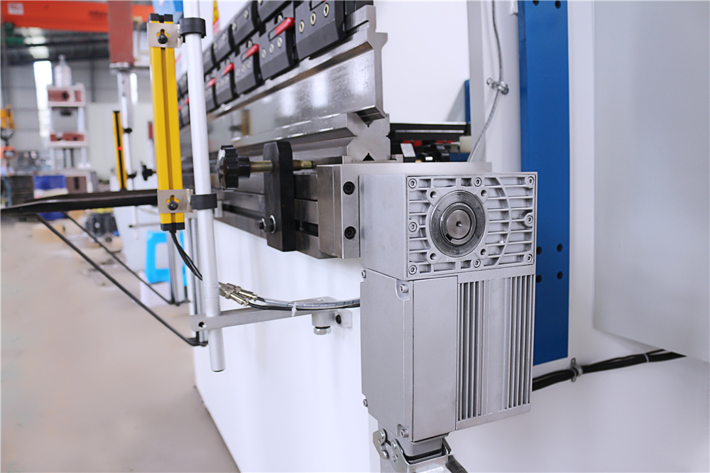 3+1 Axis Cnc Hydraulic Press Brake With Esa System Esaシステムを備えた3+1軸CNC油圧プレスブレーキ