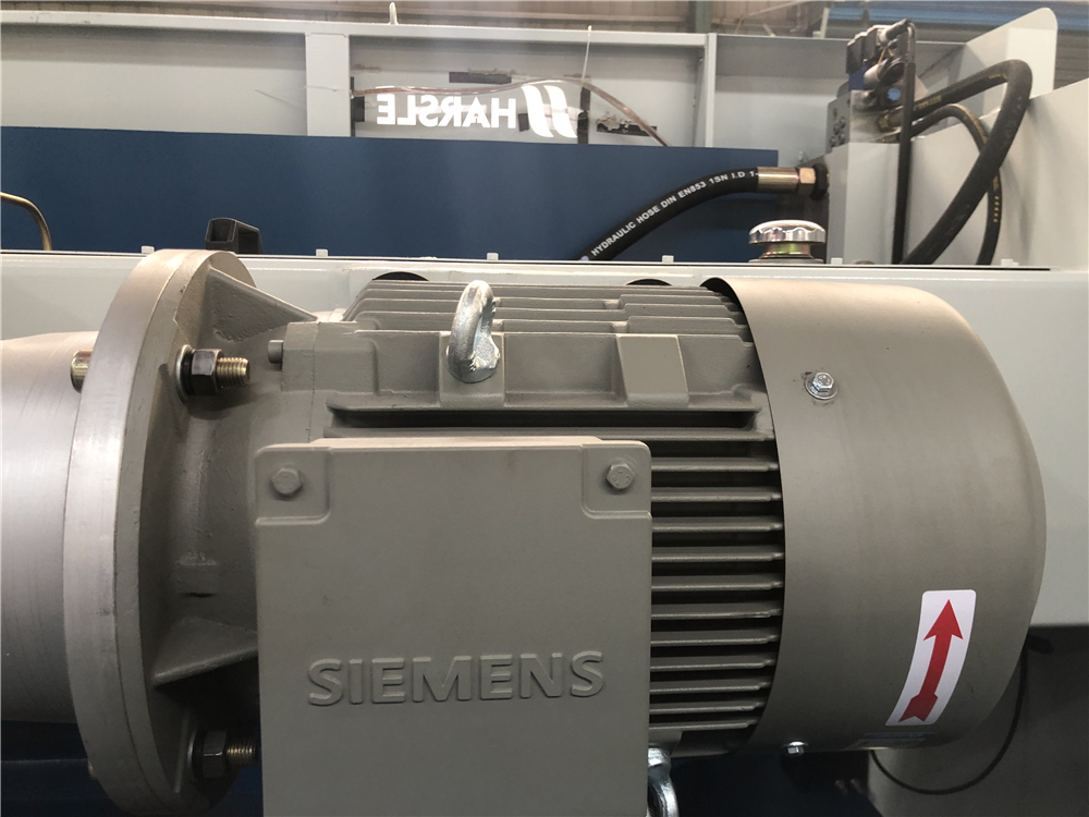 3+1 Axis Cnc Hydraulic Press Brake With Esa System Esaシステムを備えた3+1軸CNC油圧プレスブレーキ