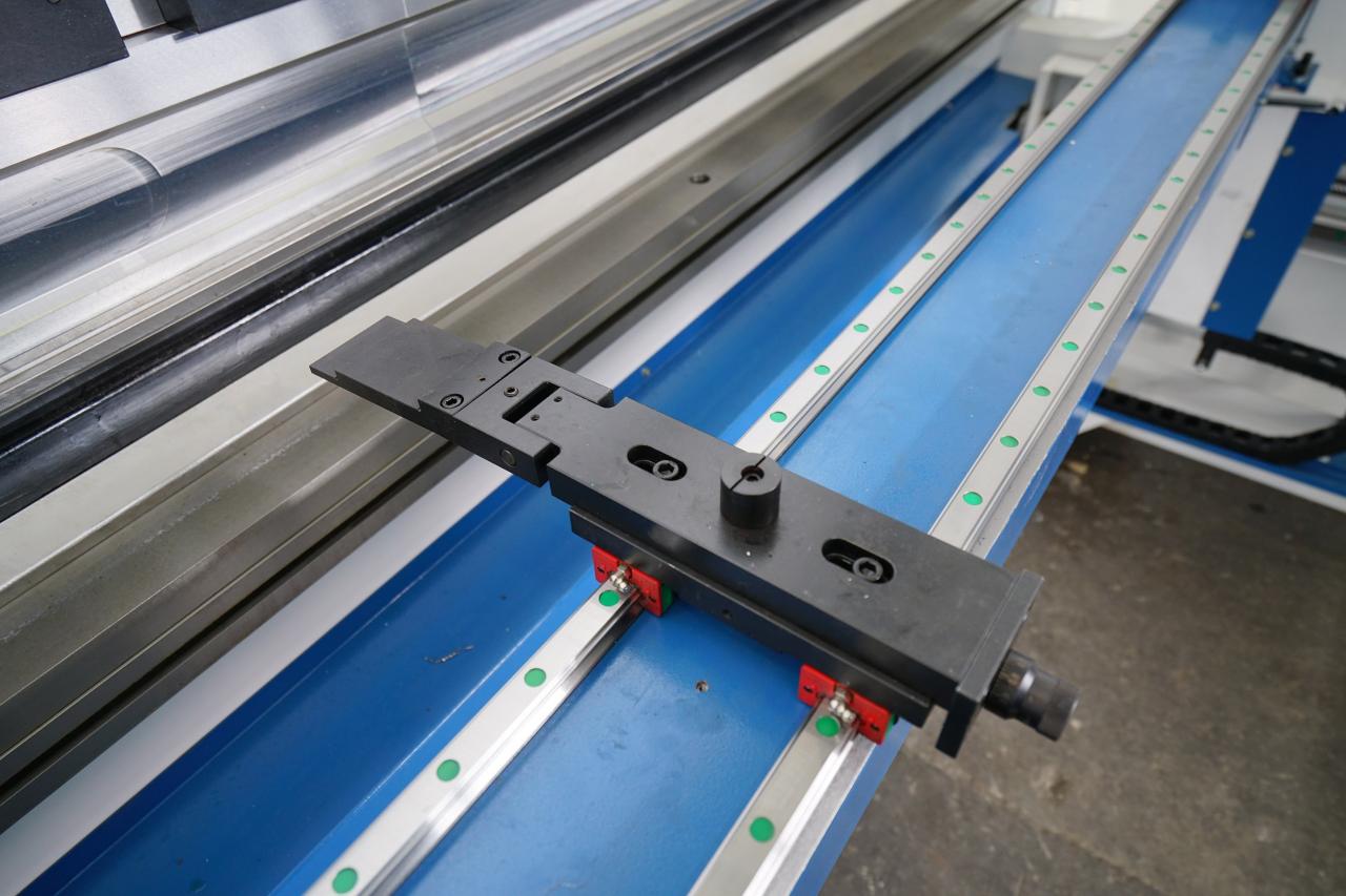 4 Axis Cnc Tandem Press Brake With Delem Da58t 2d Graphical Controller DelemDa58t2dグラフィカルコントローラーを備えた4軸CNCタンデムプレスブレーキ