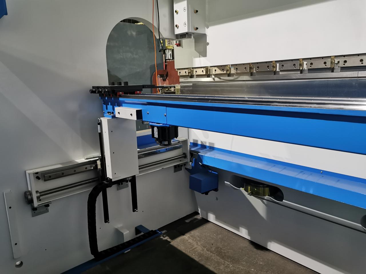 4 Axis Cnc Tandem Press Brake With Delem Da58t 2d Graphical Controller DelemDa58t2dグラフィカルコントローラーを備えた4軸CNCタンデムプレスブレーキ