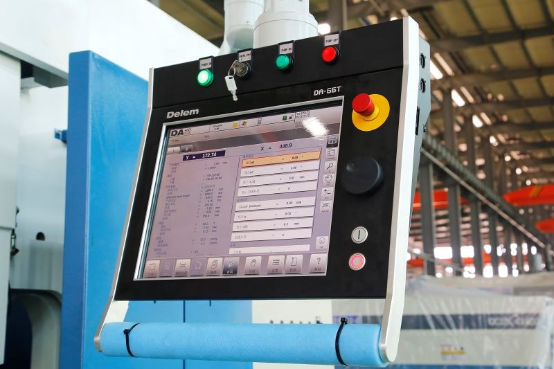 4 Axis Cnc Tandem Press Brake With Delem Da58t 2d Graphical Controller DelemDa58t2dグラフィカルコントローラーを備えた4軸CNCタンデムプレスブレーキ
