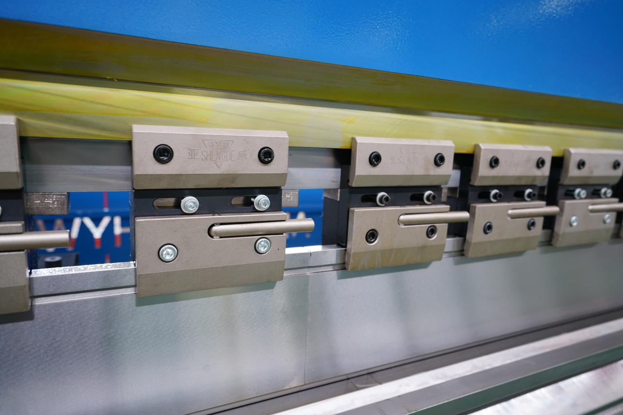 4 Axis Cnc Tandem Press Brake With Delem Da58t 2d Graphical Controller DelemDa58t2dグラフィカルコントローラーを備えた4軸CNCタンデムプレスブレーキ