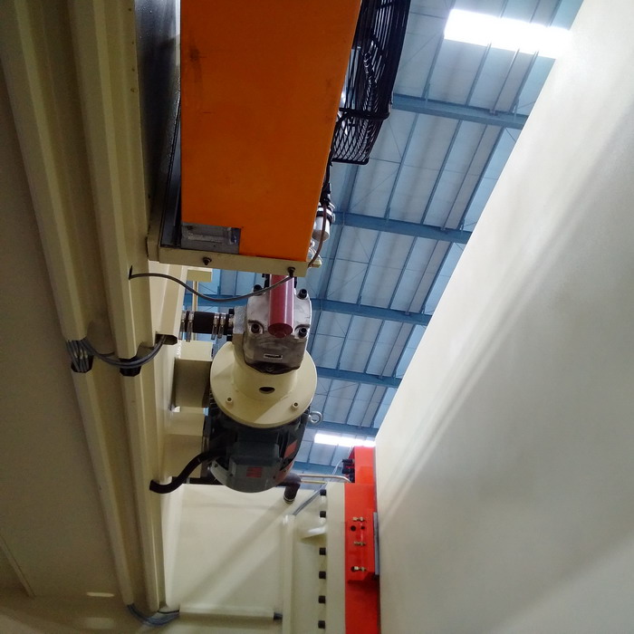 4 Axis Cnc Tandem Press Brake With Delem Da58t 2d Graphical Controller DelemDa58t2dグラフィカルコントローラーを備えた4軸CNCタンデムプレスブレーキ