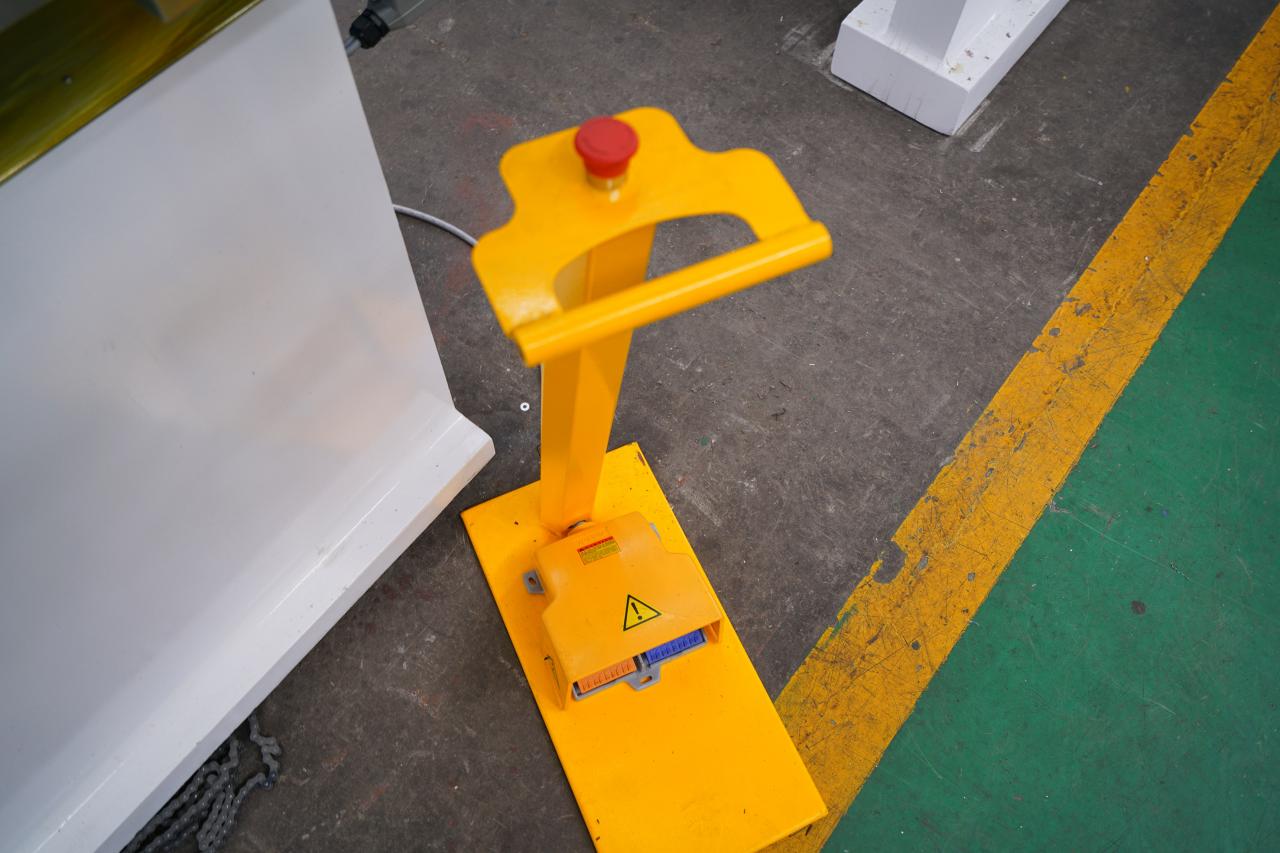 4 Axis Cnc Tandem Press Brake With Delem Da58t 2d Graphical Controller DelemDa58t2dグラフィカルコントローラーを備えた4軸CNCタンデムプレスブレーキ