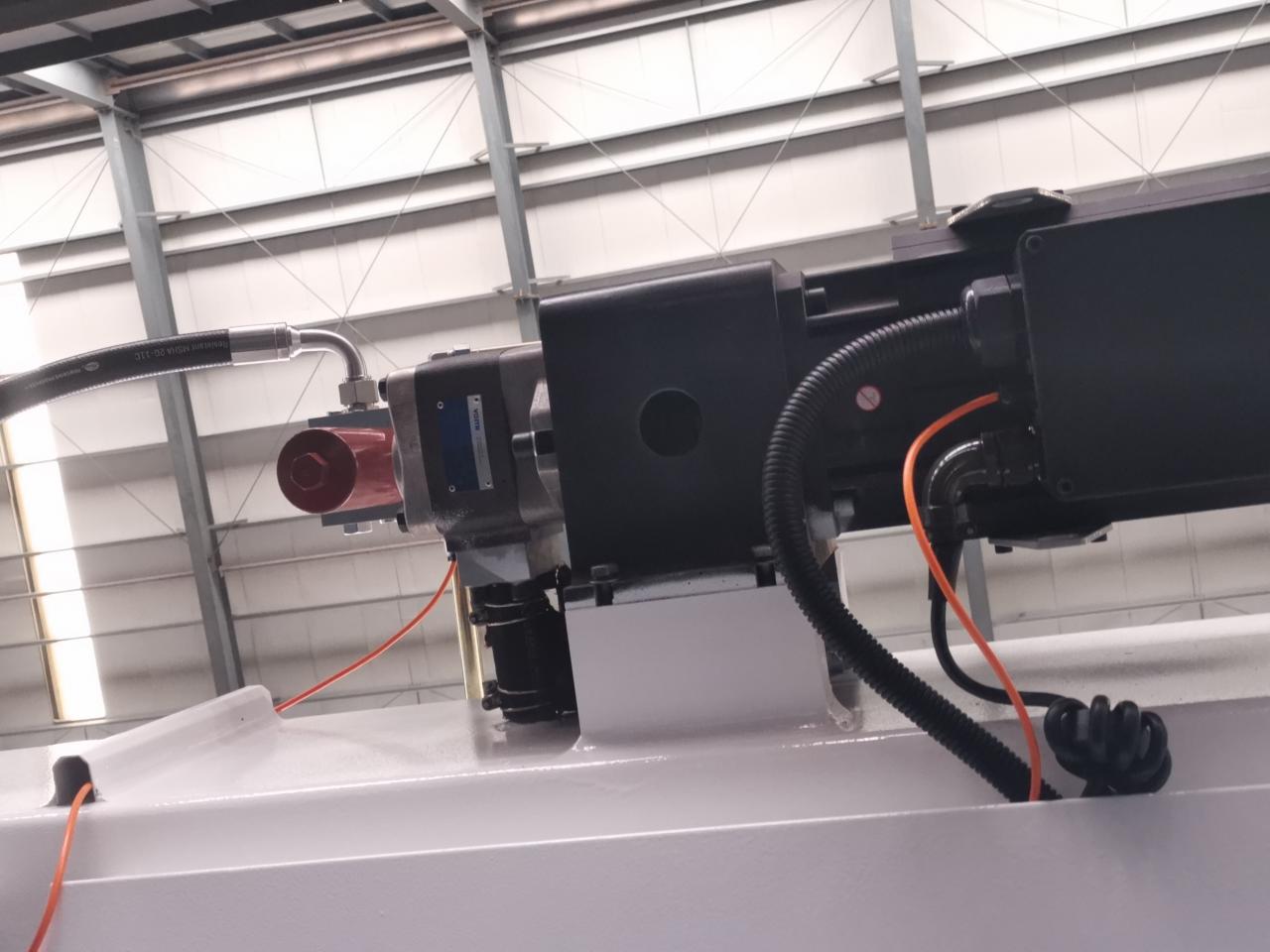 4 Axis Cnc Tandem Press Brake With Delem Da58t 2d Graphical Controller DelemDa58t2dグラフィカルコントローラーを備えた4軸CNCタンデムプレスブレーキ