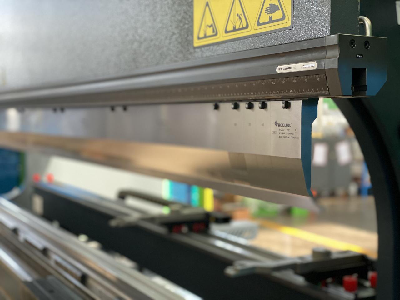 China 220t Cnc Bending Machine 6+1 Axis Hydraulic Press Brake Price 中国220tCnc曲げ機6+1軸油圧プレスブレーキ価格