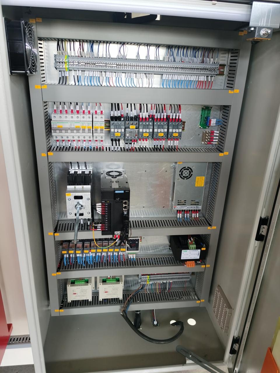 China Metal Hydraulic Press Brake Machine With Reasonable Price リーズナブルな価格で中国の金属油圧プレスブレーキマシン