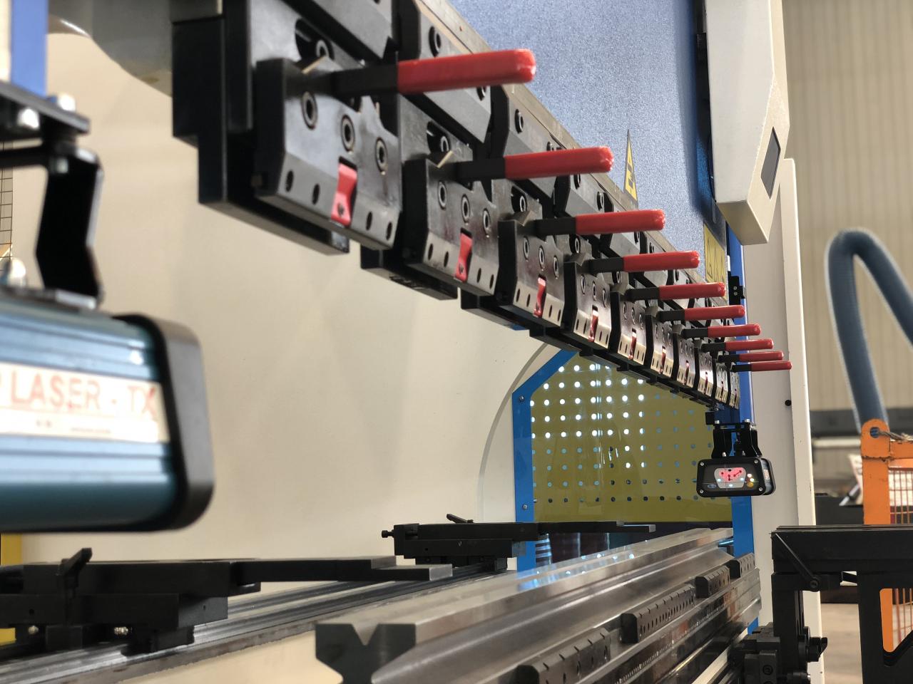 Cnc Hydraulic Bending Machine 160x3200 Press Brake Price CNC油圧曲げ機160x3200プレスブレーキ価格