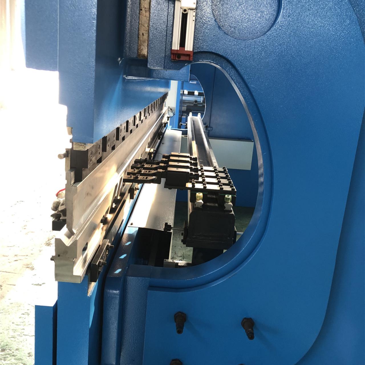 Da53t Cnc System Controller 125t4000 3+1 Axis Cnc Hydraulic Press Brake With Good Quality Da53tCncシステムコントローラー125t40003+1軸Cnc油圧プレスブレーキ高品質