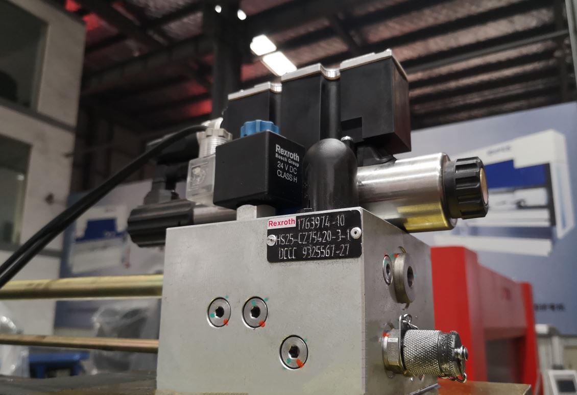 Delem Da66t 125 3+1 4+1 6+1 8+1 Cnc Hydraulic Press Brake For Metal Plate Bending Delem Da66t 125 3 + 1 4 + 1 6 + 1 8 +1Cnc油圧プレスブレーキ金属板曲げ用