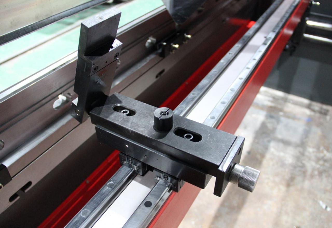 Delem Da66t 125 3+1 4+1 6+1 8+1 Cnc Hydraulic Press Brake For Metal Plate Bending Delem Da66t 125 3 + 1 4 + 1 6 + 1 8 +1Cnc油圧プレスブレーキ金属板曲げ用