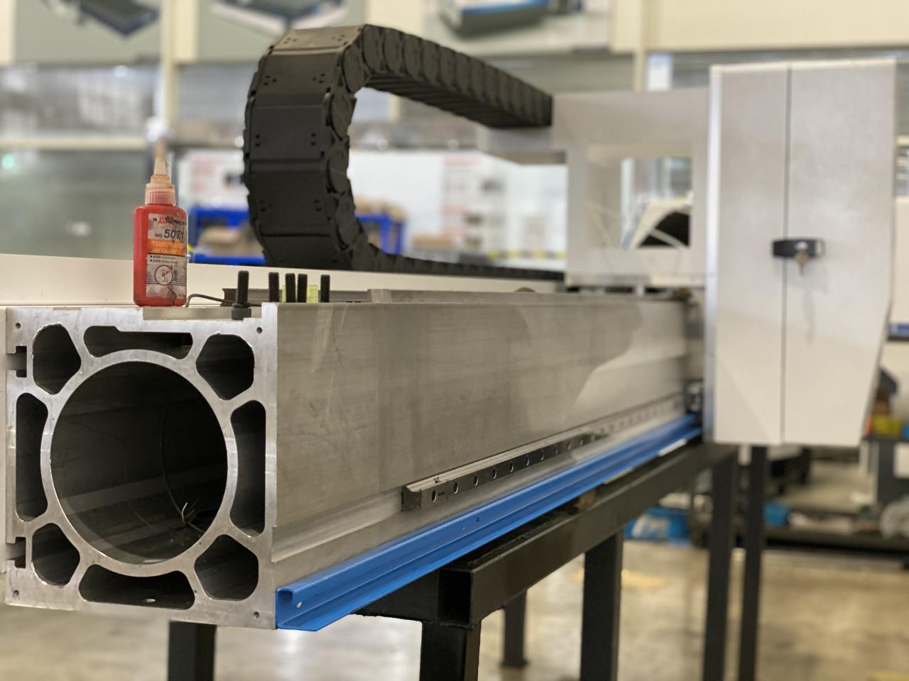 ファイバーレーザー切断機マスターライン8kw、4000x2000mm、Ipgレーザー光源付き