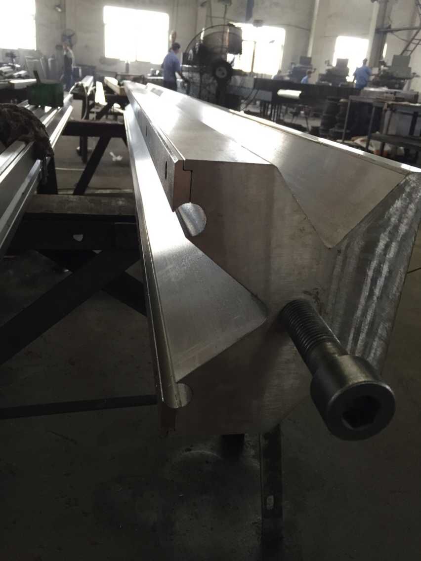 Full Automatic High Power Sheet Bending Machine And Cnc Press Brake Machine 全自動ハイパワーシート曲げ機とCNCプレスブレーキ機