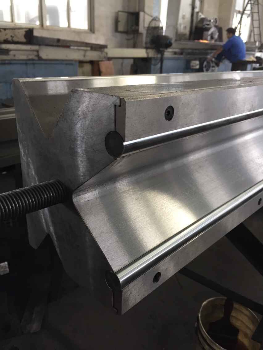 Full Automatic High Power Sheet Bending Machine And Cnc Press Brake Machine 全自動ハイパワーシート曲げ機とCNCプレスブレーキ機