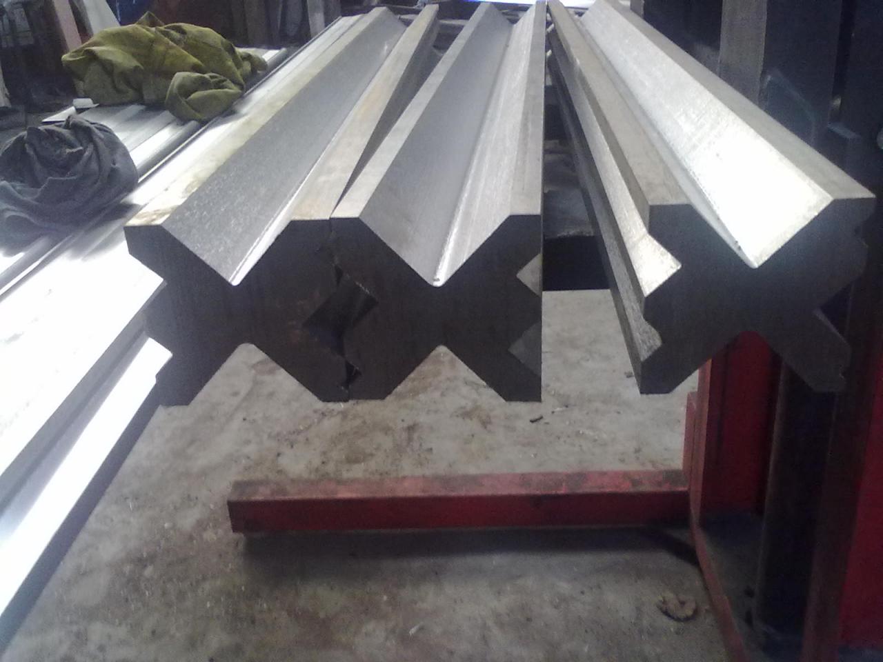 Full Automatic High Power Sheet Bending Machine And Cnc Press Brake Machine 全自動ハイパワーシート曲げ機とCNCプレスブレーキ機