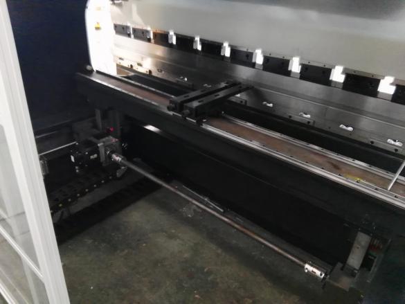 High Quality Sheet Metal Hydraulic Press Brake Machine 高品質の板金油圧プレスブレーキマシン