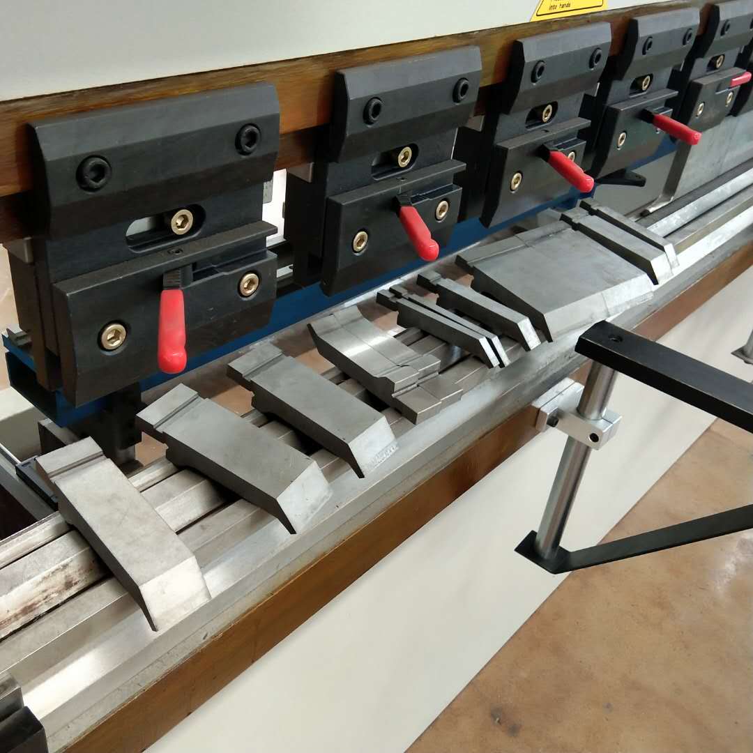 130t / 3200mm 4+1軸DelemDa53tCncプレスブレーキの油圧プレスブレーキ