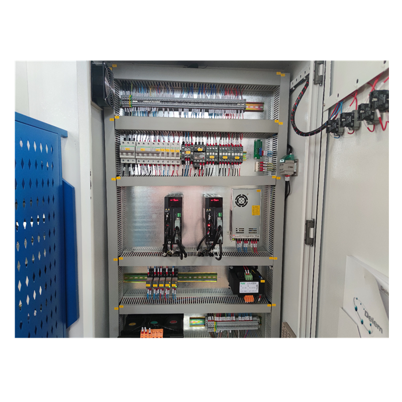 Hydraulic Press Brake Of 130t/3200mm 4+1 Axis Delem Da53t Cnc Press Brake 130t / 3200mm 4+1軸DelemDa53tCncプレスブレーキの油圧プレスブレーキ