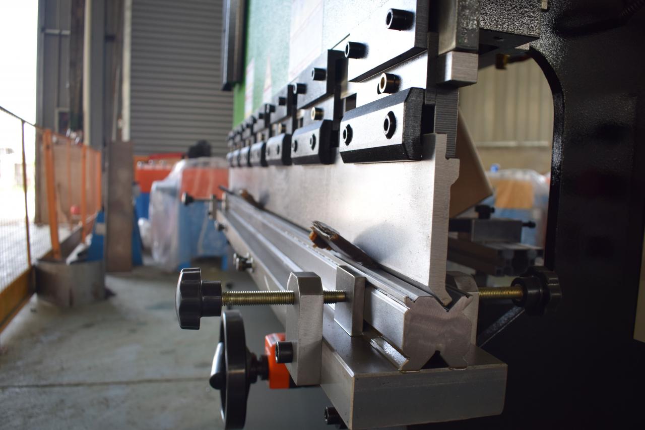 Hydraulic Sheet Metal Bending Cnc Press Brake Machine Wc67y 油圧板金曲げCncプレスブレーキマシンWc67y