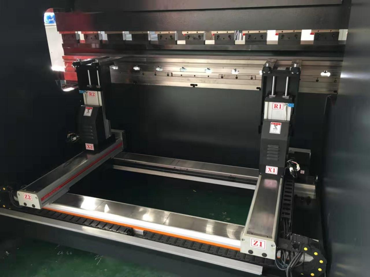 Hydraulic Stainless Steel Wc67y/k-300/6000 Mould Crowning Press Brake 油圧ステンレス鋼Wc67y/k-300/6000モールドクラウニングプレスブレーキ